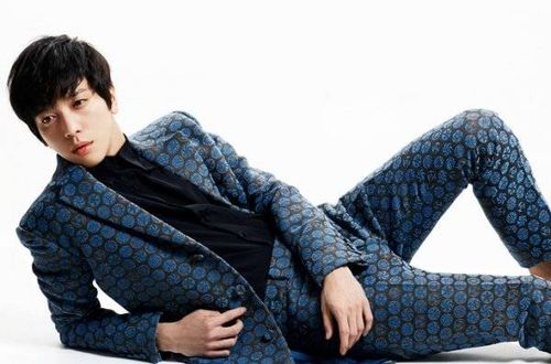 Chàng trai Jung Yong Hwa bất ngờ phát hiện những bức ảnh của anh tại khu trượt tuyết bị ai đó theo dõi và chụp rồi đăng tải lên mạng. Sau đó, có người nói với Jung Yong Hwa rằng có một người chị họ muốn gặp anh, nhưng vì thực sự không có chị họ nên Jung Yong Hwa cho rằng người phụ nữ này là kẻ bám đuôi và lờ đi. Một thời gian sau khi gặp trực tiếp giám đốc tuyển chọn, nam ca sĩ mới biết rằng cô chính là “người chị họ”.