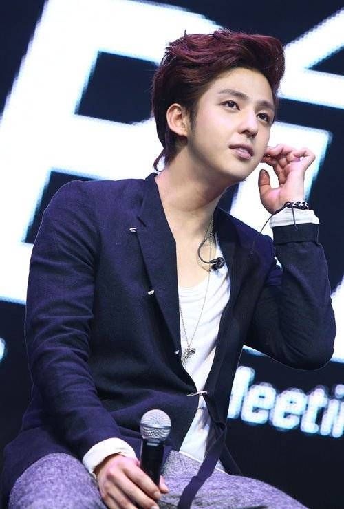 Cựu thành viên Super Junior Kibum được phát hiện khi anh đang đi trên phố và đeo tai nghe, người quản lý nhìn thấy Kibum và mời anh đến dự vòng thi tuyển của SM.