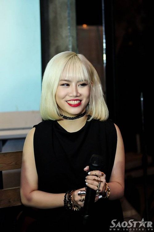 Nội dung của MV là câu chuyện kể về sự dằn xé nội tâm của cô gái trong một chuyện tình yêu buồn với người yêu khi cả hai dù biết đã không còn thuộc về nhau nhưng vẫn luôn đổ lỗi cho đối phương.