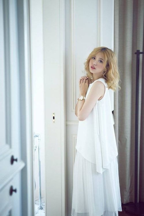 Đồng thời, Suni cũng có sự "lột xác" ngoạn mục so với hình ảnh mà mọi người từng được biết đến trên truyền hình.