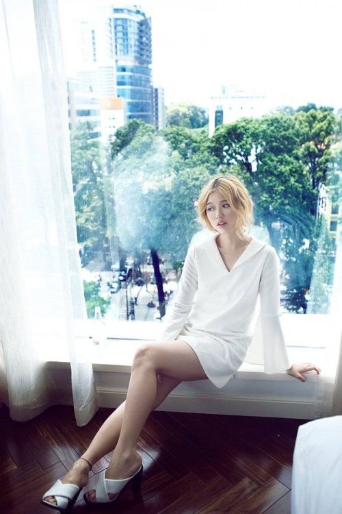 Ngoài thành tích ca hát, Suni còn có thời gian dài hoạt động tại nhóm nhảy Oh và thông thạo 3 ngoại ngữ: tiếng Anh, tiếng Hàn, tiếng Hoa.