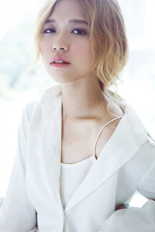 Ngoài ra, Suni cũng gửi đến những hình ảnh mới nhất của mình với một diện mạo mới, ngọt ngào nhưng vẫn đầy chất quyến rũ và cá tính.