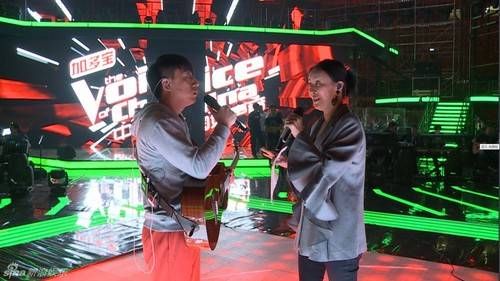 Trương Lỗi và HLV Na Anh song ca. 4 HLV mùa The Voice 2015 là Na Anh, Châu Kiệt Luân, Uông Phong, Dữu Trùng Khánh. Nhưng trong buổi tổng duyệt vừa rồi, Châu Kiệt Luân chưa thể có mặt. Theo tin tức từ Sina, đêm chung kết tối 7/10 có sự góp mặt của hai khách mời nổi tiếng: Lâm Chí Dĩnh và Lâm Tuấn Kiệt.
