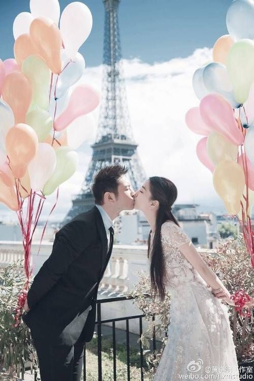 Sáng 8/10, Angela Baby và Huỳnh Hiểu Minh công khai bộ ảnh cưới thực hiện tại Pháp vào tháng 5. Cô dâu và chú rể hôn nhau tình tứ.
