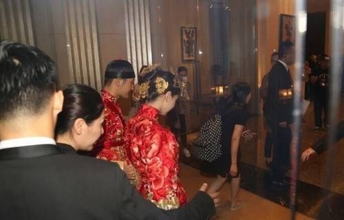 Hình ảnh đầu tiên của cô dâu, chú rể trong ngày cưới.