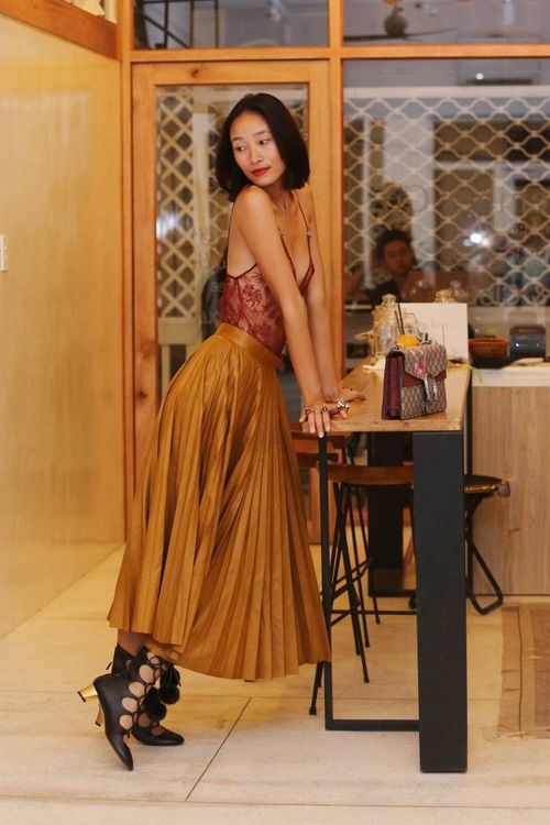 Ngoài ra, việc làm này cũng đánh dấu lần đầu tiên một thương hiệu thời trang lớn của thế giới cho người mẫu và Biên tập viên của tạp chí thời trang.