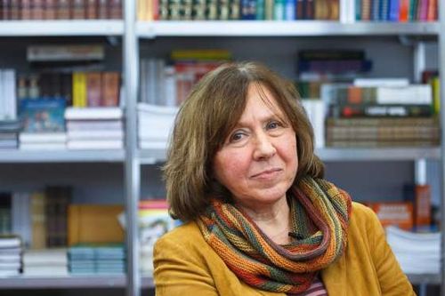 Giải Nobel Văn học năm 2015 được trao cho nữ nhà văn người Belarus Svetlana Alexievich, 67 tuổi, "để tôn vinh những dòng văn phức điệu của bà. Văn của bà là tượng đài tri ân sự đau khổ và lòng dũng cảm trong thời đại chúng ta. Những dòng văn phi thường giúp nhân loại hiểu biết sâu sắc hơn về cả một thời đại của thế giới - thời đại Liên bang Xô Viết". Bà được biết đến với những tác phẩm (tạm dịch) như "Chiến tranh không có gương mặt phụ nữ", "Những cậu bé kẽm"...