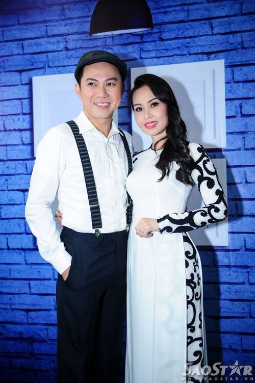 Đôi song ca ăn ý Quốc Đại - Cẩm Ly. Đêm nay, nam ca sĩ sở hữu giọng hát ngọt như mía lùi có phần hỗ trợ hai học trò của ''chị Tư'' trong tiết mục kết hợp với khách mời.