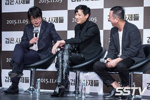 Anh bị đàn anh Kim Yoon Suk trêu chọc: “Chiều cao của tôi là 1,78m, còn Kang Dong Won cao 1,86m nhưng đi giày cao gót 8cm nên cậu ấy giờ đang cao tới 1,94m” khiến những người tham dự họp báo phải bật cười.