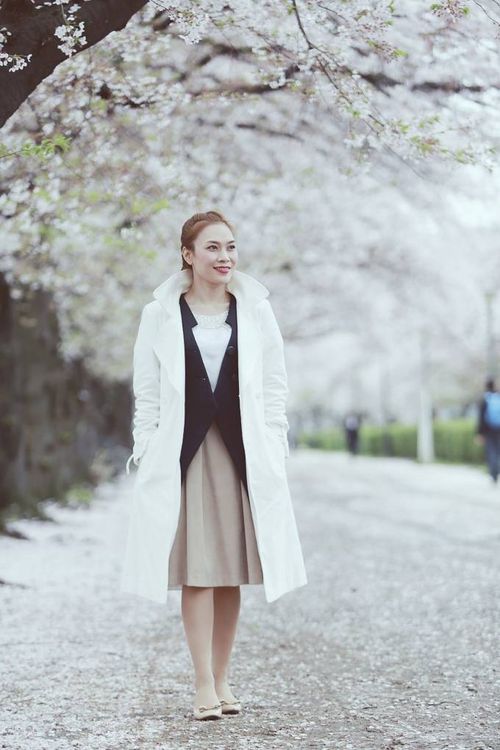Hình ảnh “Họa mi tóc nâu” dịu dàng dạo bước trong chiếc áo măng tô trắng hòa quyện với giọng hát ấm áp đủ khiến người nghe dễ dàng rung động.