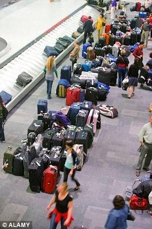 Trong vô vàn các kiện hành lý rất dễ bị nhầm lẫn này, hãy luôn đối chiếu tem hành lý với vé máy bay của mình.