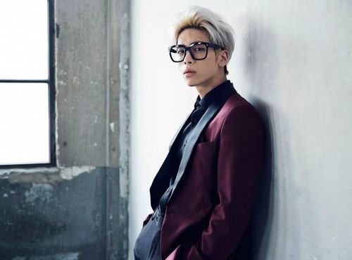 Giọng ca chính của nhóm SHINee - Jonghyun lọt vào top 10 ở vị trí thứ 4 với 29 điểm và 8 phiếu bầu. Cách đây không lâu, Jonghyun ra mắt đĩa nhạc solo đầu tiên mang tên Base bao gồm các ca khúc thể hiện khả năng sáng tác và gu âm nhạc độc đáo. Jonghyun còn sở hữu không ít các bài hát tự sáng tác.