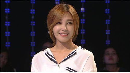 Trong nhóm nữ A Pink, thành viên Jung Eun Ji là thành viên nổi trội nhất nhờ vai trò hát chính. Eun Ji từng tham gia chương trình King of Mask Singer và gây bất ngờ cho khán giả vì khả năng hát live. Nữ ca sĩ 23 tuổi được giới chuyên môn chấm 27 điểm với 7 phiếu bầu - xếp thứ 5 trong top 10. Ngoài ca hát, Eun Ji còn lấn sân diễn xuất qua Reply 1997 và Trot Lovers và nhận được nhiều lời khen.