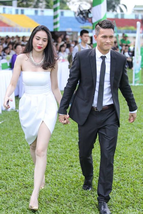 Sáng 20/10, Thủy Tiên và Công Vinh có mặt tại sân vận động Quân khu 7 (TP HCM) để tham gia sự kiện nhân ngày Phụ nữ Việt Nam. Đây là một trong những lần hiếm hoi cặp đôi công khai xuất hiện cùng nhau.
