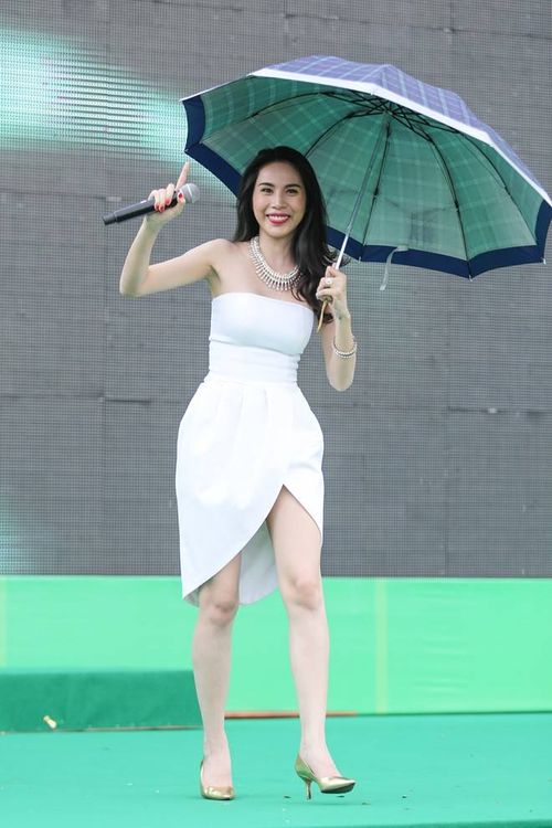 Trong sự kiện, Thủy Tiên trình diễn các ca khúc quen thuộc như Xin đừng buông tay, Ngôi nhà hạnh phúc... Giữa chương trình, trời bất chợt đổ mưa khiến nữ ca sĩ phải vừa cầm ô vừa hát.