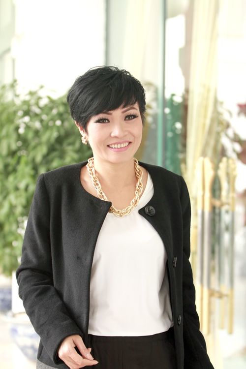 Phương Thanh: Dạo trước, chị Chanh khiến nhiều người hâm mộ không khỏi bất ngờ khi xuất hiện với mái tóc ngắn chất lừ. Bà mẹ một con từng thừa nhận mình là ca sĩ "men" nhất Việt Nam. Chính vì thế, lựa chọn trên của "nữ hoàng nhạc rock" cũng là điều dễ hiểu.
