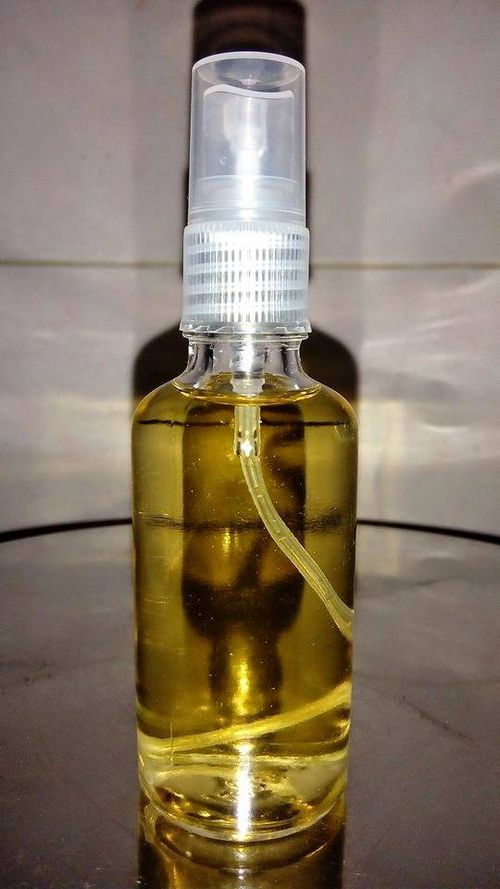 Bạn có thể chiết lotion nha đam vào bình xịt để tiện sử dụng.