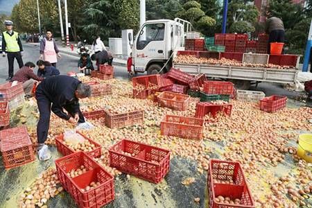 Hành động tốt bụng của người dân đã giúp giảm thiểu thiệt hại về tài chính và khiến cộng đồng mạng xúc động.