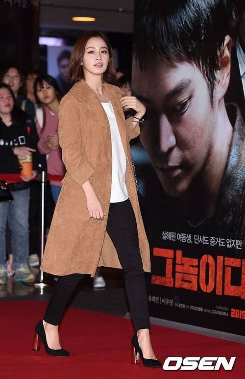 Tối 27/10, nữ diễn viên Kim Tae Hee đến dự buổi công chiếu bộ phim điện ảnh It's Him tại một cụm rạp ở Haengdang-dong gu, Seoul. Người đẹp đến đây để ủng hộ tác phẩm mới của Joo Won - bạn diễn trong phim truyền hình vừa kết thúc Yong Pal.
