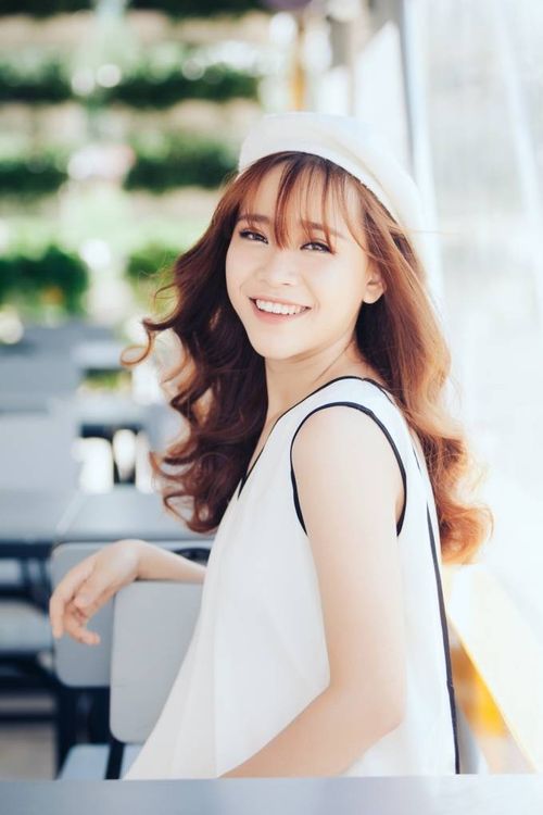 Single đầu tay mang tên Để lại cho em ra mắt ngay sau khi Giọng hát Việt 2015 kết thúc phần nào khẳng định quyết tâm theo đuổi con đường ca hát chuyên nghiệp của Bảo Uyên. Ca khúc này là một bản ballad buồn, đậm chất tự sự - đây cũng là thể loại nhạc mà nữ ca sĩ trẻ thường xuyên lựa chọn để thể hiện trong cuộc thi.