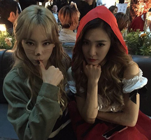 Đôi bạn Taeyeon - Tiffany. Sau lưng Taeyeon là tình cũ của cô - Baekhyun (EXO).