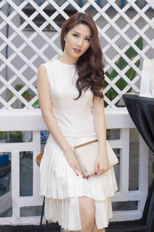 Trong khi đấy, Diễm My 9X xuất hiện khá trễ do kẹt xe. Cô là một khách hàng trung thành của Lâm Gia Khang.