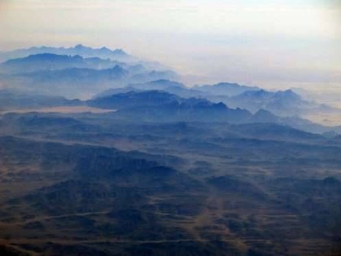 Máy bay gặp nạn rơi tại khu vực đồi núi ở phía bắc Sinai (Ấn Độ), gây khó khăn cho lực lượng cứu hộ.