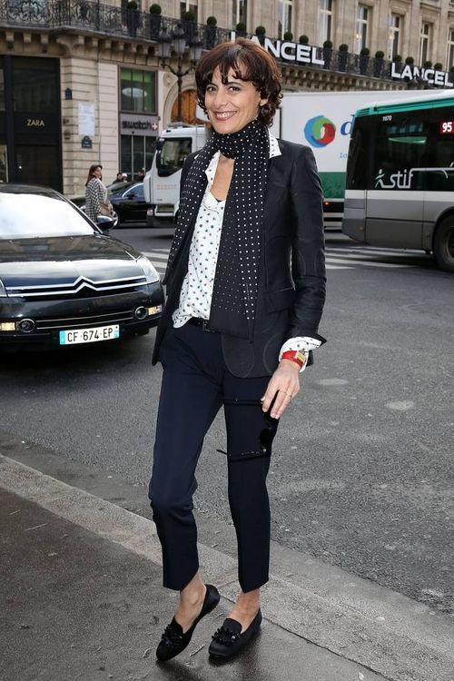 Bí quyết "mix and match" được nhiều phụ nữ Paris ưa chuộng mà NTK Inès De La Fressange gồm có: quần jeans cùng sandals đính cườm, váy bút chì với giày ballets, váy chiffon in họa tiết với giày bikers, áo len sequined cùng quần âu, áo khóa tuxedo với sneakers. Bên cạnh đó, phụ nữ Pháp gần như không bao giờ rửa mặt với xà phòng hay dùng son môi màu hồng.