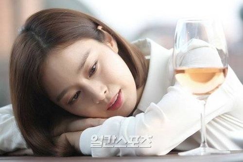 Khi được hỏi về kế hoạch kết hôn, Kim Tae Hee chia sẻ cô chưa có ý định lập gia đình. Hẹn hò nam ca sĩ Bi (Rain) được gần 3 năm, kiều nữ nói: “Theo thời gian, tôi có thêm cảm xúc mới về anh ấy”. Bạn trai Kim Tae Hee vừa thông báo sẽ đi tour thế giới trong thời gian tới. Lịch trình làm việc khá bận rộn nhưng họ vẫn duy trì mối quan hệ tốt đẹp kể từ khi công khai vào đầu năm 2013.