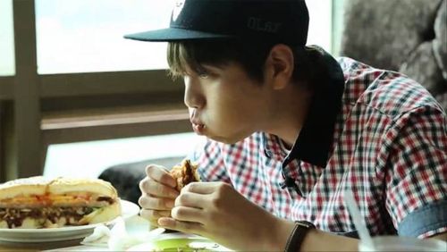 Trong show truyền hình riêng của nhóm, Sandeul của B1A4 xử lý một chiếc hamburger cỡ to chỉ trong 13 phút.