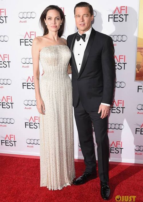 Brad Pitt diện bộ suit đen lịch lãm, tài tử 51 tuổi trông trẻ trung hơn sau khi cạo bộ râu xồm xoàm. Trong khi đó, bà xã Angelina Jolie rạng rỡ trong bộ đầm Atelier Versace bạc ánh kim lấp lánh, thiết kế dạng cúp ngực gợi cảm. Cặp vợ chồng thu hút mọi ống kính máy ảnh. Đã 10 năm kể từ bộ phim Ông bà Smith đưa Brad và Angelina đến với nhau, họ mới có dịp trở lại màn ảnh cùng nhau.