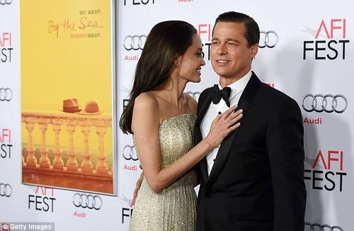 Angelina khép nép bên ông xã. Minh tinh 40 tuổi đảm nhận vai trò diễn viên, đạo diễn kiêm biên kịch, vợ chồng cô cũng là nhà sản xuất của By The Sea. Trong quá trình chỉ đạo diễn xuất cho chồng, Angelina chia sẻ những cảnh cãi vã khiến cô mệt mỏi nhất. Thời điểm quay By The Sea cũng rơi vào dịp tuần trăng mật của cặp đôi.