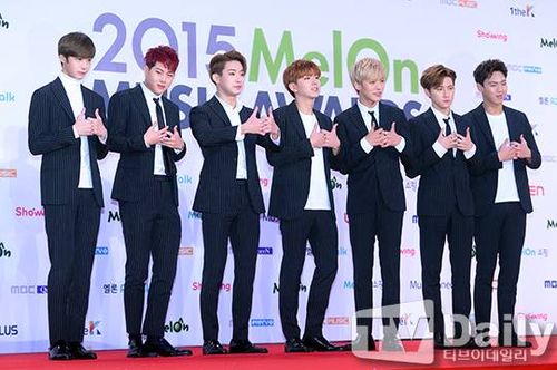 Monster X lịch lãm với đồng phục suit.