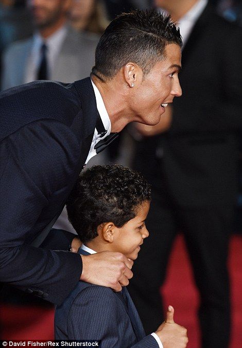 Với con trai, anh là thần tượng số 1. Với CR7, con trai là vật báu. Cả hai như người bạn thân của nhau.