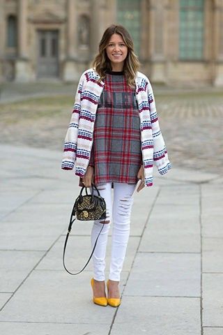 Mặc một chiếc denim trắng rách đẹp vào mùa lạnh, tại sao không? Helena Bordon là biểu tượng thời trang Brazil được yêu mến trên toàn thế giới, tạo dấu ấn với phong cách tinh tế, rạng rỡ. Cách mix của cô ghi điểm tuyệt đối.