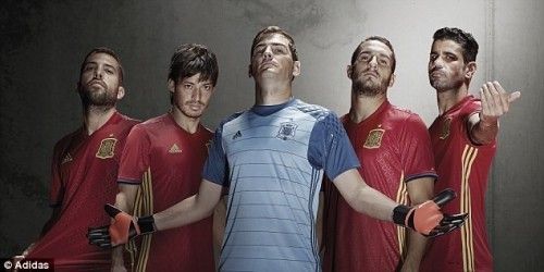Jordi Alba, David Silva, Iker Casillas, Koke và Diego Costa được chọn làm gương mặt đại diện giới thiệu áo thi đấu mới cho ĐT Tây Ban Nha.