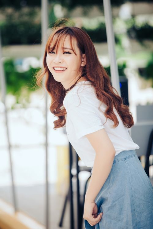 Với học bổng này, nữ ca sĩ trẻ được tài trợ toàn bộ học phí từ nay đến khi tốt nghiệp phổ thông. Hiện tại, cô đã chuyển sang môi trường học tập mới và kết thêm được nhiều người bạn trong lớp 11 của mình.