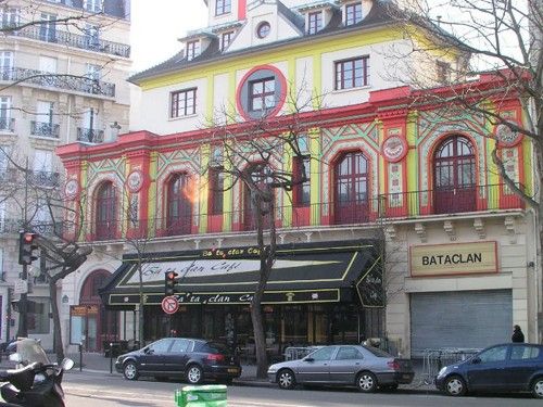 Bataclan được xây dựng từ năm 1864, nhà hát có sức chứa 1.500 người, thường xuyên cháy vé bởi nổi tiếng là địa điểm thân mật, nơi người hâm mộ có thể giao lưu gần gũi với nghệ sỹ.
