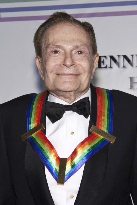 Nhà viết nhạc kịch Broadway 84 tuổi Jerry Herman bị chẩn đoán nhiễm HIV năm 1985. Nhờ điều trị tích cực, ông là người hiếm hoi vẫn duy trì sức khỏe ổn định gần 30 năm nay. Năm 2009, Jerry Herman được trao giải Tony Thành tựu trọn đời vì những cống hiến cho sân khấu Broadway.