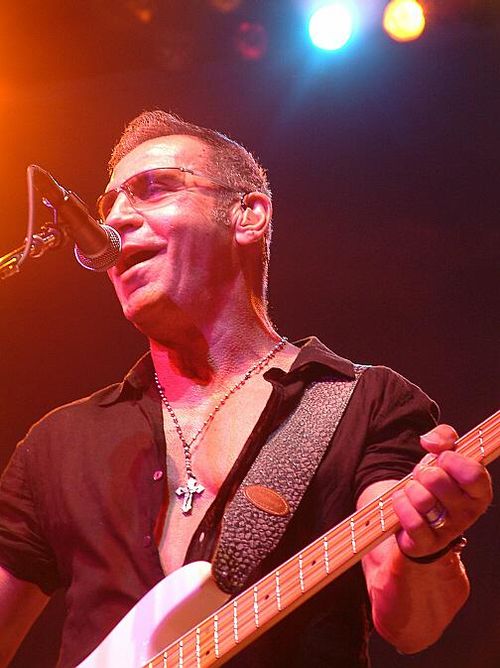 Cây bass 67 tuổi Chuck Panozzo của nhóm Styx công khai là gay đồng thời mắc căn bệnh thế kỷ vào năm 2001. Song song với điều trị bệnh, Chuck vẫn đi tour thường xuyên với nhóm và tham gia hỗ trợ những hoạt động nâng cao nhận thức về HIV và nhân quyền cho cộng đồng đồng tính.
