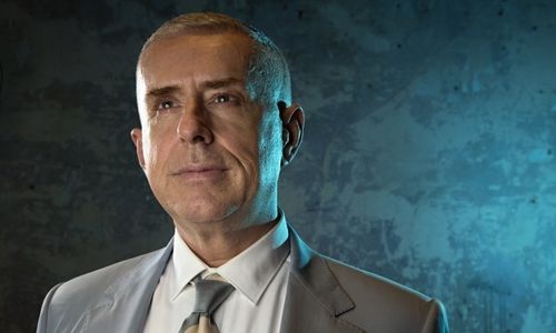 Danh ca nổi tiếng người Anh Holly Johnson - giọng ca chính của nhóm Frankie Goes to Hollywood công khai tình trạng sức khỏe vào năm 1994, 3 năm sau khi phát hiện mắc virus HIV. Trong một buổi phỏng vấn, nghệ sĩ 55 tuổi chia sẻ về 23 năm chung sống với HIV: “Phải vô cùng nỗ lực. Tôi sống như thể một bà sơ. Không hút thuốc, không rượu bia, tình dục trong nhiều năm qua. Tôi còn chăm chỉ uống vitamin, thuốc thang, làm tất cả mọi thứ có thể để tăng cường sức khỏe”.