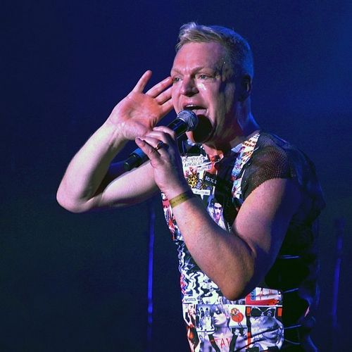 Ca sĩ Andy Bell của nhóm Erasure đã chiến đấu với căn bệnh thế kỷ từ 25 năm nay. Andy còn là một trong những nghệ sĩ sớm công khai thuộc giới tính thứ ba. HIV khiến cuộc sống vốn di chuyển nhiều nơi của nam ca sĩ đảo lộn. “Bạn phải đảm bảo uống đầy đủ thuốc, đặc biệt khi đi tour” - Andy nói.
