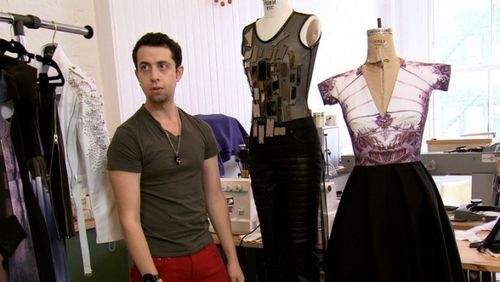 Nhà thiết kế thời trang Viktor Luna thông báo nhiễm HIV tại chương trình Project Runway: All Stars năm 2013. Vào thời điểm đó, Viktor mắc HIV được 7 năm. Chia sẻ về cảm nghĩ khi phát hiện nhiễm căn bệnh thế kỷ, Viktor nói: “Kinh hoàng, xấu hổ, cô độc, nhục nhã. Mỗi sáng thức dậy tôi đều khóc và sợ rằng cái chết đang đến gần mình”.