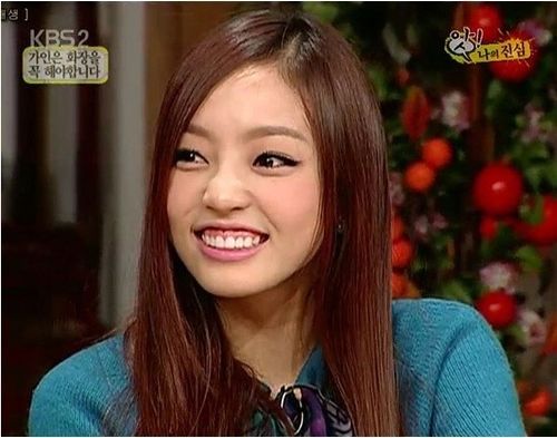 Không chỉ người hâm mộ mà bản thân Goo Hara của KARA cũng thừa nhận nụ cười hở lợi làm hỏng “cục diện” gương mặt. Khi chỉ cười mỉm, Goo Hara được ví như búp bê.