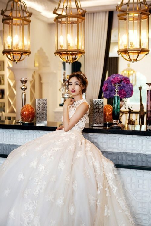 Lan Ngọc cũng thú nhận là cô muốn khoác lên mình những chiếc váy đậm chất “ngôn tình” như Angela Baby.