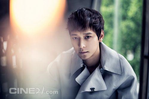 Kang Dong Won là nam diễn viên trẻ hiếm hoi lọt vào “câu lạc bộ 10 triệu khán giả” của điện ảnh Hàn. Ở tuổi 34, Kang Dong Won sở hữu loạt phim ăn khách như Jeon Woo-chi, Secret Reunion, Kundo: Age of the Rampant, Haunters … mới đây nhất là The Priests. Với khán giả, nam diễn viên có gương mặt hiền lành còn được gọi là “người tình màn bạc” của Song Hye Kyo bởi 2 lần hợp tác với người đẹp trong Camellia và My Brilliant Life. Trong giới giải trí, Kang Dong Won được biết tới là diễn viên nam thích sống lặng lẽ, hiếm khi lộ diện trong các sự kiện của showbiz. Nhờ tài năng và tính khiêm nhường, Kang Dong Won được nhiều người đẹp showbiz lựa chọn là mẫu bạn trai lý tưởng.