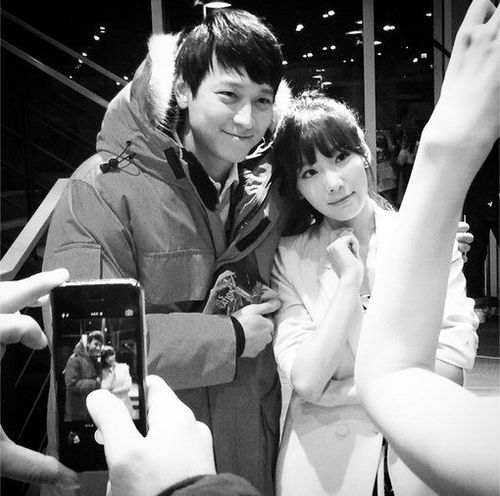 Trưởng nhóm Taeyeon của SNSD từng khoe bức ảnh cô chụp chung với Kang Dong Won trên trường quay phim My Brilliant Life. Taeyeon là fan của nam diễn viên tài năng từ khi cô chưa ra mắt.