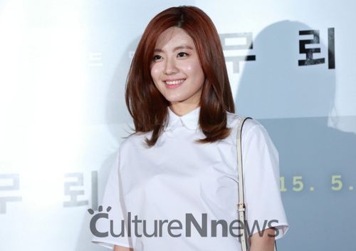 Người đẹp Nam Ji Hyun có dày dặn kinh nghiệm đóng phim cũng muốn một lần được kết đôi với đàn anh trên màn ảnh. Theo Nam Ji Hyun, Kang Dong Won có một sức hút mãnh liệt.