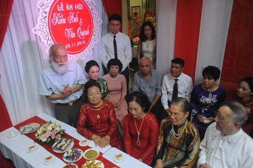 Phó Giáo sư Văn Như Cương - ông ngoại của chú rể Đặng Văn Quỳnh - chia sẻ cảm xúc, gửi lời chúc tốt đẹp đến đôi uyên ương cũng như cảm ơn họ nhà gái vì sự tiếp đón nồng nhiệt.