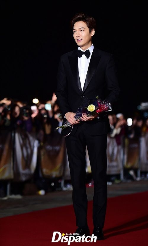Giải thưởng Chuông vàng Grand Bell Awards (Daejong Film Awards) lần thứ 52 vừa diễn ra tại hội trường của đài KBS ở Yeouido, Seoul với sự tham gia của nhiều nghệ sĩ. Grand Bell Awards có lịch sử lâu đời và được coi là Oscar của Hàn Quốc, quy tụ những gương mặt đình đám trong làng phim ảnh xứ kim chi. Trong số các diễn viên tới dự có mỹ nam Người thừa kế Lee Min Ho.